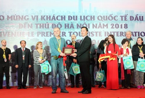 Giám đốc Sở Du lịch Hà Nội trao hoa và quà cho ông Lebreton Didier - vị khách quốc tế đầu tiên đến Hà Nội 2018